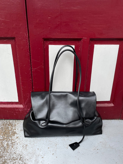 LOW CLASSIC HARICOT FLAP BAG_BLACK